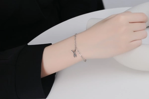 Détail du bracelet lapin mécanique en argent massif S925 porté au poignet