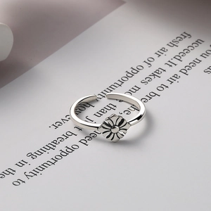 Vintage S925 sterling silver daisy ring with antique finish and adjustable open band