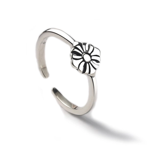 Vintage S925 sterling silver open ring with oxidized daisy flower and textured petals