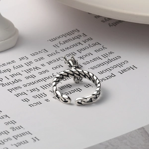 Vintage s925 silver open ring featuring woven chain texture and small insect charm