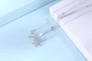 Détail macro du collier en argent S925 avec pendentif double flocon de neige en zircon