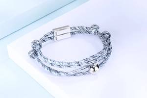 Detalle de los cierres magnéticos de plata S925 y cuerdas trenzadas azules en pulseras