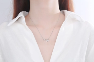 Gros plan du collier avec pendentif tournesol en argent S925 sur le cou d'une femme