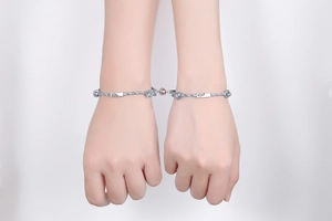 Detalle del cierre magnético de plata S925 en pulseras tejidas para parejas con grabado HOD