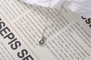 Détail du pendentif goutte en argent sterling S925 avec une finition polie miroir
