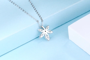 Vue détaillée d'un collier en argent S925 avec pendentif en forme de feuille d'érable