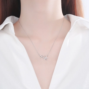 Élégant collier pendentif tournesol en argent sterling S925 avec zircon sur un mannequin