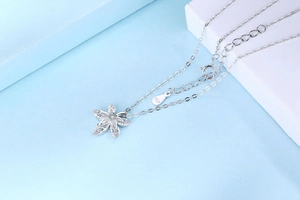 Détail macro du collier en argent sterling S925 avec pendentif fleur en zircone brillant