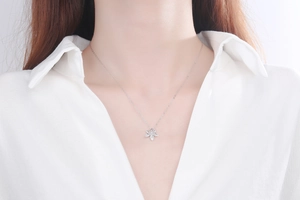 Gros plan du collier feuille d'érable en argent S925 avec diamants brillants sur un mannequin