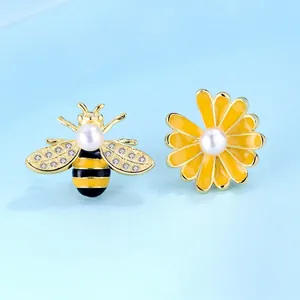 Asymmetrische Biene Und Gänseblümchen Ohrstecker Mit 925 Sterling Silber Ohrstecker Emaille Künstliche Perle Zirkon Vergoldet