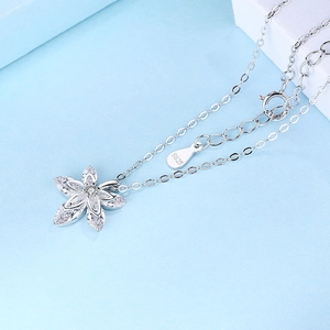 Élégant collier en argent S925 avec pendentif en feuille d'érable serti de zircons clairs