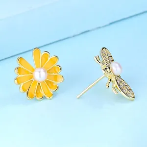 Asymmetrische S925 Silber Ohrstecker mit gelber Gänseblümchenblüte, Kristallbiene und Perlen