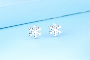 Détail macro de boucles d'oreilles flocons de neige en argent S925 avec fini poli