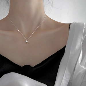 Collier élégant en argent sterling S925 avec pendentif goutte d'eau style minimaliste