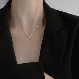 Collier minimaliste en argent sterling S925 avec pendentif goutte d'eau porté sur un mannequin