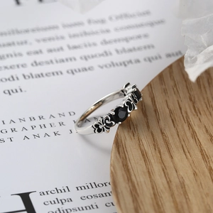 Vintage S925 sterling silver ring with black gemstones and fleur-de-lis engraving