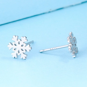 Boucles d'oreilles flocons de neige en argent sterling S925 pour femmes sur fond bleu