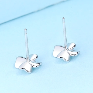 Polished S925 sterling silver four-leaf flower stud earrings on a light blue background