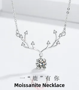 Détail du pendentif en argent s925 en forme de bois de renne avec moissanite ronde
