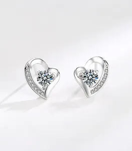 Dettaglio di orecchini a cuore in argento sterling S999 con intarsio in zircone lucido