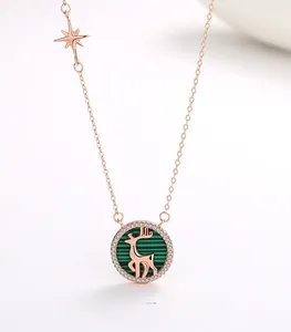 Détail du pendentif cerf en or rose avec texture malachite et incrustation de zircons