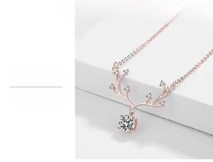 Gros plan du pendentif en moissanite or rose avec sertissage délicat à griffes