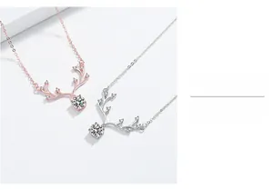 Détail de colliers renne en argent S925 aux finitions or rose et argent poli