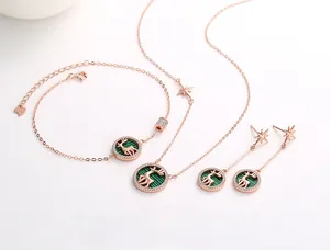 Parure bijoux en or rose avec pendentifs en malachite décorés de cerfs et d'étoiles