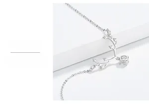 Détail macro du pendentif bois de cerf en argent s925 avec finition polie et moissanite ronde