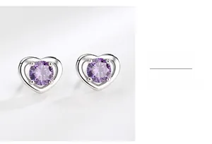 Dettaglio degli orecchini a cuore in argento S999 con pietre di zircone viola