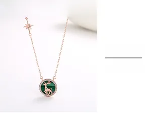 Détail du collier cerf en argent S925 doré rose avec pierre malachite verte et zircons