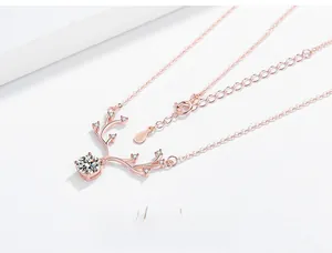 Détail du collier cerf en argent S925 avec pendentif moissanite en finition or rose