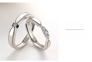Dettaglio macro di anelli di coppia in argento S925 con zirconi e punzonatura S925