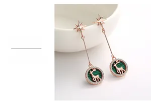 Boucles d'oreilles cerf en or rose avec pierre verte et accents de diamants brillants