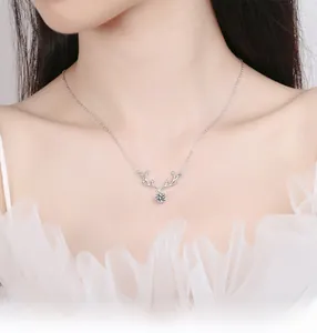 Gros plan du collier bois de cerf en argent S925 avec moissanite sur un mannequin