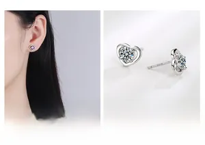 Dettaglio ravvicinato degli orecchini a cuore in argento S925 con zirconi viola e bianchi