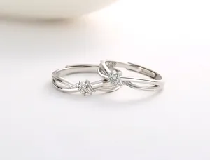 Vue détaillée des bagues de couple en argent 925 montrant le design complexe du nœud d'amour