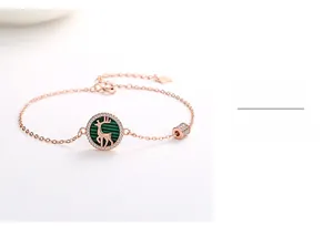 Gros plan du bracelet élan en or rose avec incrustation de malachite verte et cristaux