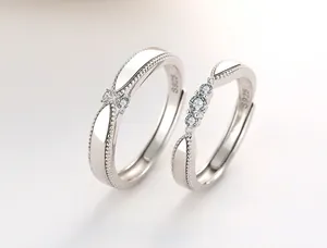 Dettaglio di anelli per coppia in argento S925 con zirconi e decorazione a grana di riso