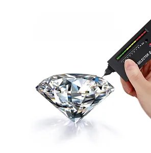 Stylo testeur de diamant vérifiant un pendentif en moissanite pour l'authenticité