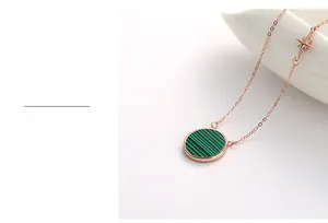 Détail du collier en or rose avec pendentif en malachite et breloque en étoile
