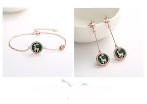 Parure en or rose avec motif renne, malachite verte et cristaux blancs brillants