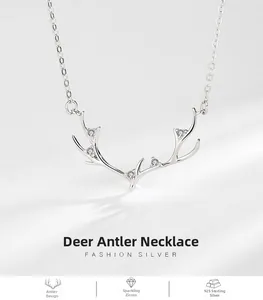 Vue détaillée du pendentif bois de cerf en argent 925 avec zircons scintillants