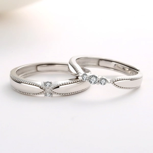 Anelli di coppia minimalisti in argento sterling S925 con zirconi su sfondo bianco