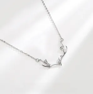 Vue macro du pendentif bois de cerf en argent 925 avec pierres de zircone cubique fines
