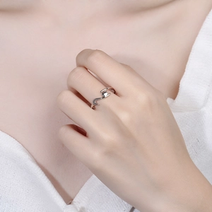 Minimalist S925 sterling silver open ring with abstract wave design on model hand