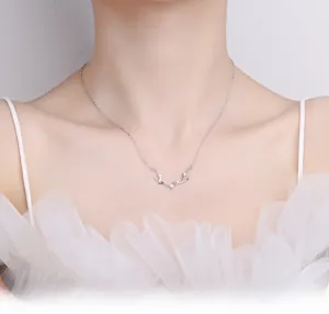 Gros plan du collier bois de cerf en argent S925 avec zircons scintillants micro-incrustés