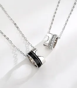 Dettaglio di collane di coppia in argento S925 con smalto nero e zirconi incastonati