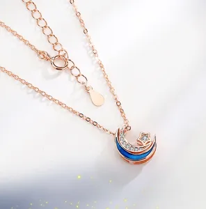 Détail du pendentif lune et étoile or rose avec émail bleu et cristaux étincelants
