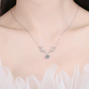 Élégant collier cerf en argent sterling S925 avec moissanite pour femme porté par mannequin